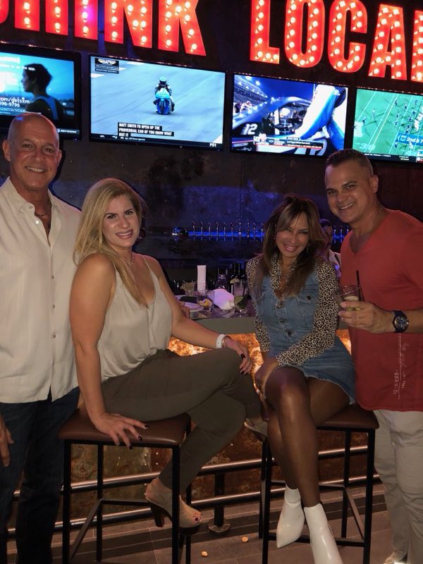 PUB52MIAMI's tweet photo. Weekend Vibes.....🥃🍸

#gastropub  #weekend #weekendvibes #cheers #datenight #southmiami #pub52 #music #univeristyofmiami https://t.co/vJLKPW2JBH