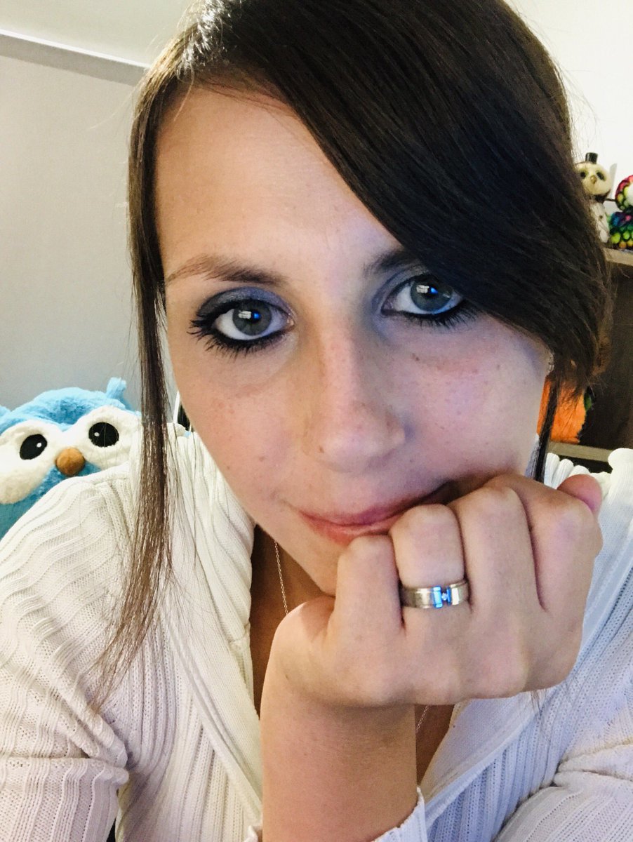 eulysmom's tweet photo. Stream ist annnnnnnnn 😬hoch die Hände Wochenende und das kann nur mit euch großartig werden 😘,... #malguckenwasgeht #twitch #sc2 #zocken #eulymom https://t.co/pvlvDRPn4W https://t.co/l4LtqVeGFF