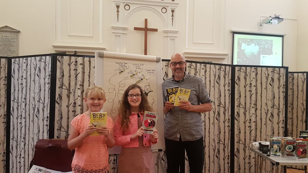RBWM_Libraries's tweet photo. What fun we had this morning with illustrator and beekeeper extraordinaire @TonyDeSaulles 🐝✏ Thank you so much for joining @RBWM_Libraries at the #TreeHouseCafe for this year's @WindsorFringeUK 🙌 please come back and visit soon! https://t.co/M5xBfk0zof