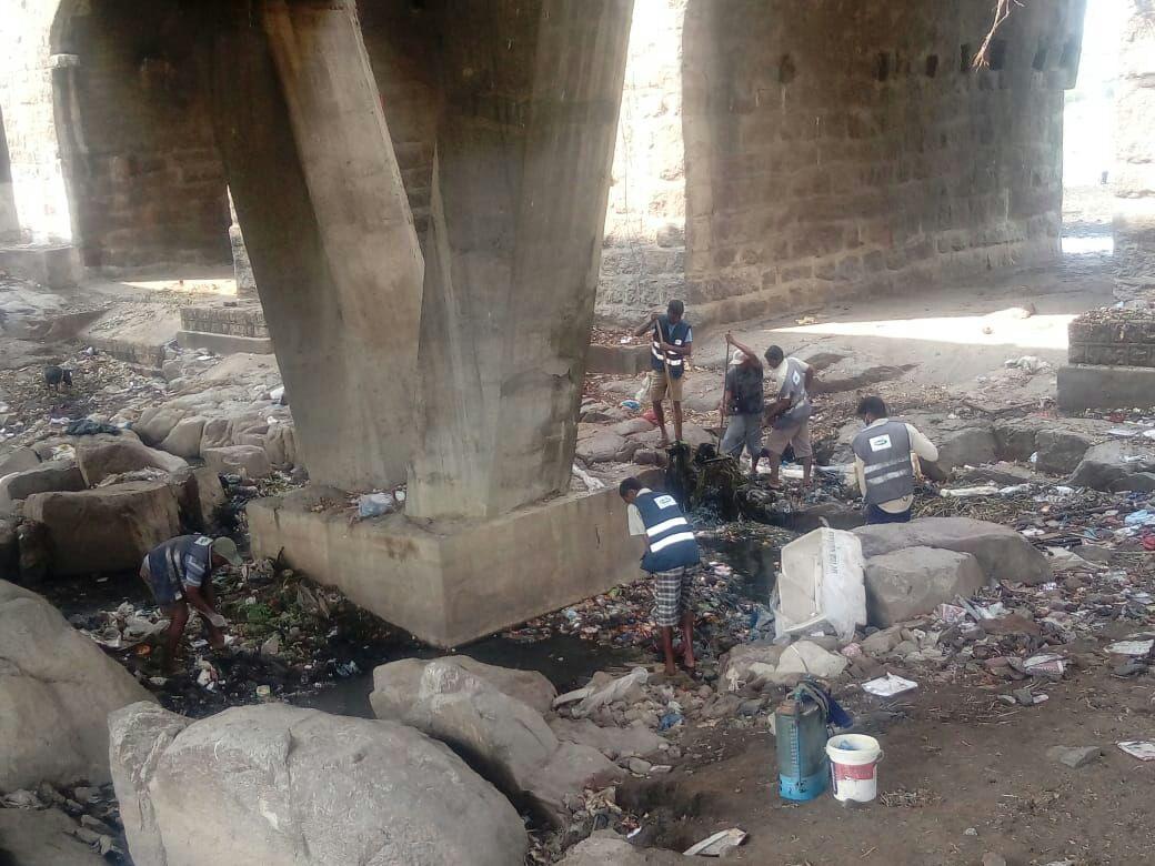 kz_senior's tweet photo. @theswachhcity @narendramodi @umasudhir @sushilrTOI @swachhhyd @SwachhBharatApp @HiHyderabad @Paul_Oommen @KTRTRS GHMC entomology teams takenup cleaning work at puranapool under bridge in musy river, removing water hyacinth, grass, garbage and spraying Lavicides for control of mosquito menace. https://t.co/FzyUbhU9Oa