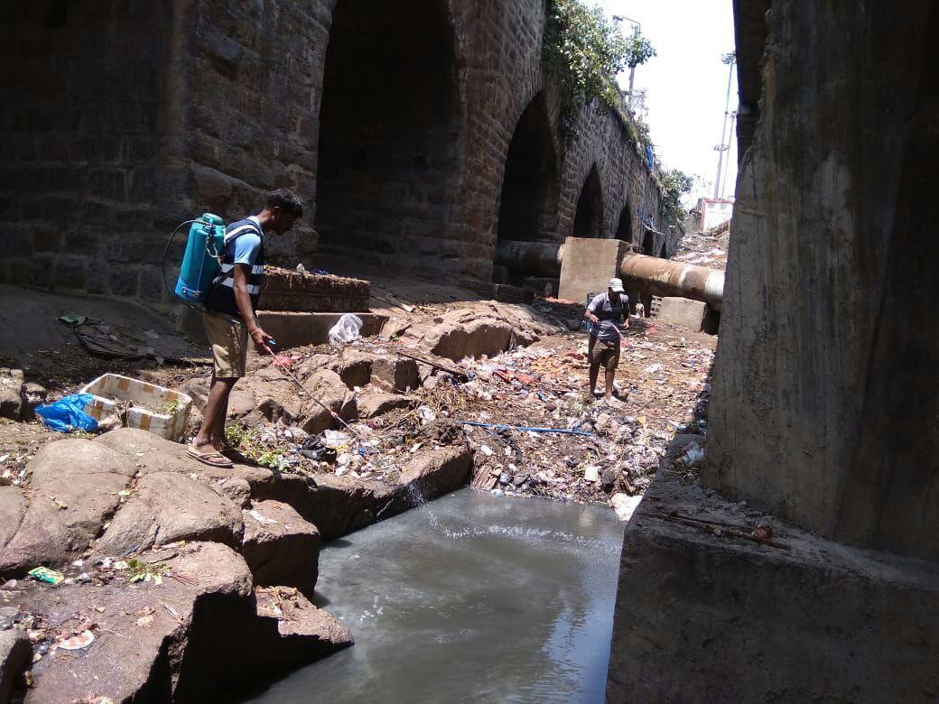 kz_senior's tweet photo. @theswachhcity @narendramodi @umasudhir @sushilrTOI @swachhhyd @SwachhBharatApp @HiHyderabad @Paul_Oommen @KTRTRS GHMC entomology teams takenup cleaning work at puranapool under bridge in musy river, removing water hyacinth, grass, garbage and spraying Lavicides for control of mosquito menace. https://t.co/FzyUbhU9Oa