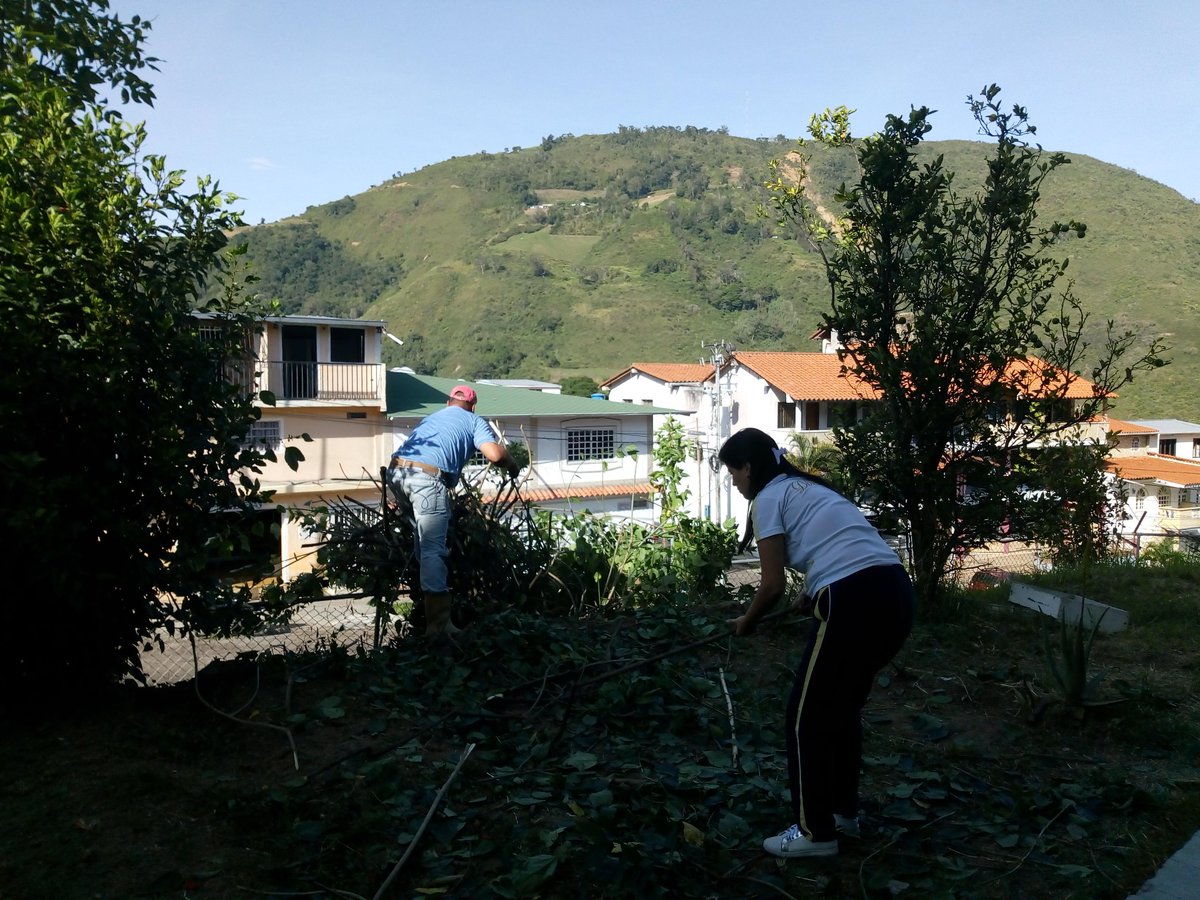 fordocpadremaya's tweet photo. Gracias Totales a todos por su sentido de pertenencia para con la ENB Padre Maya #JornadaMantenimientoEscolar #JornadaVoluntariaDeLimpieza https://t.co/NMf5VSevaB