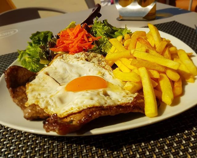 flaviaguiarmelo's tweet photo. Para os brasileiros isso é um bife a cavalo... para os portugueses um prego no prato... Vai entender de onde eles tiram esses nomes 🤷♀️😅
.
.
.
#vacation #trip #eurotrip #europe #Portugal #Porto #goodvibes #yolo #instapic #instalike #igersbr #igerspa… https://t.co/E0L2wBapJh https://t.co/muBifbunf1