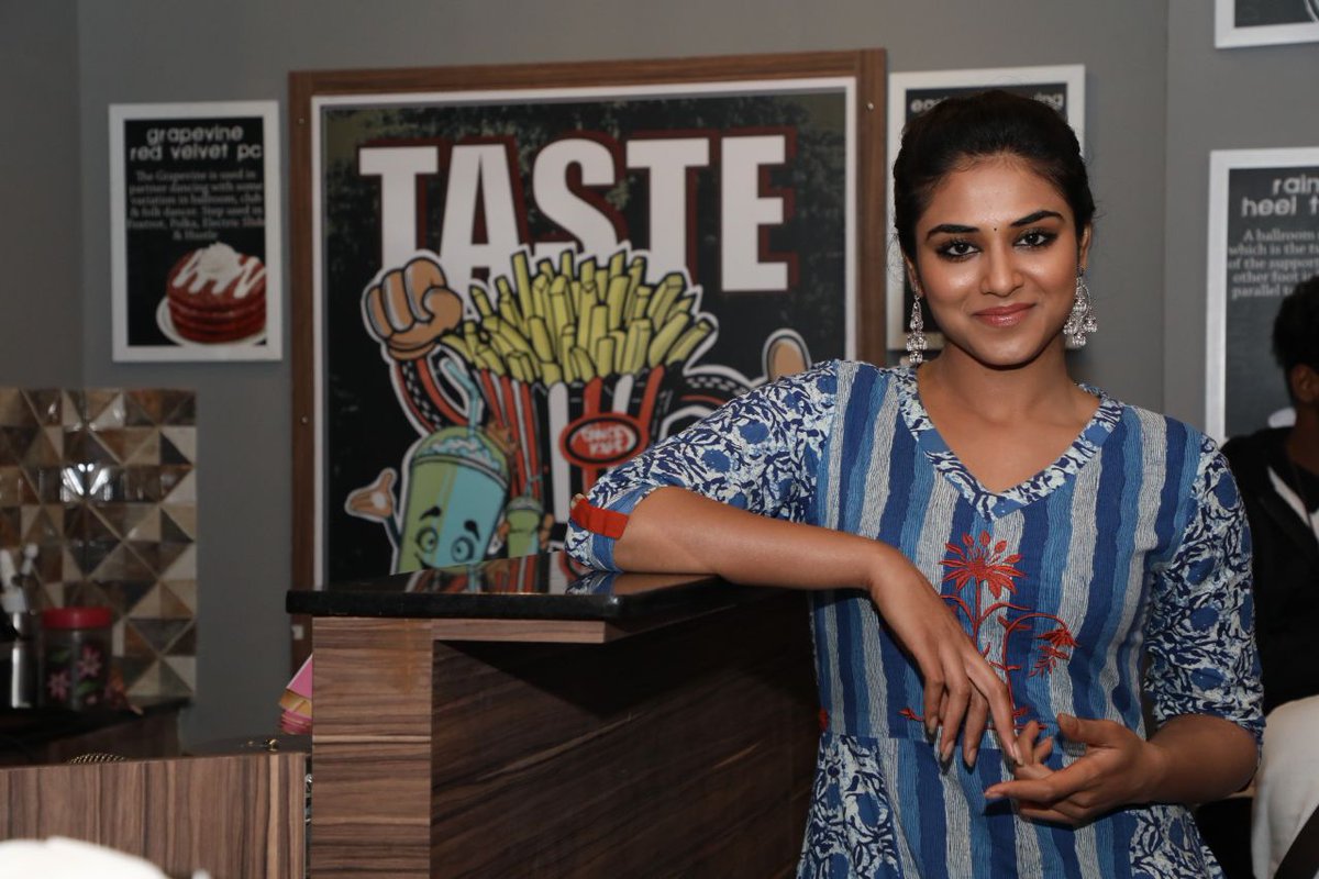 proyuvraaj's tweet photo. Few more beautiful pic's of @Actress_Indhuja from the
opening ceremony of choreographer @sherif_choreo's #DanceCafe at Valasaravakkam https://t.co/5Jq6Y3x8wc
