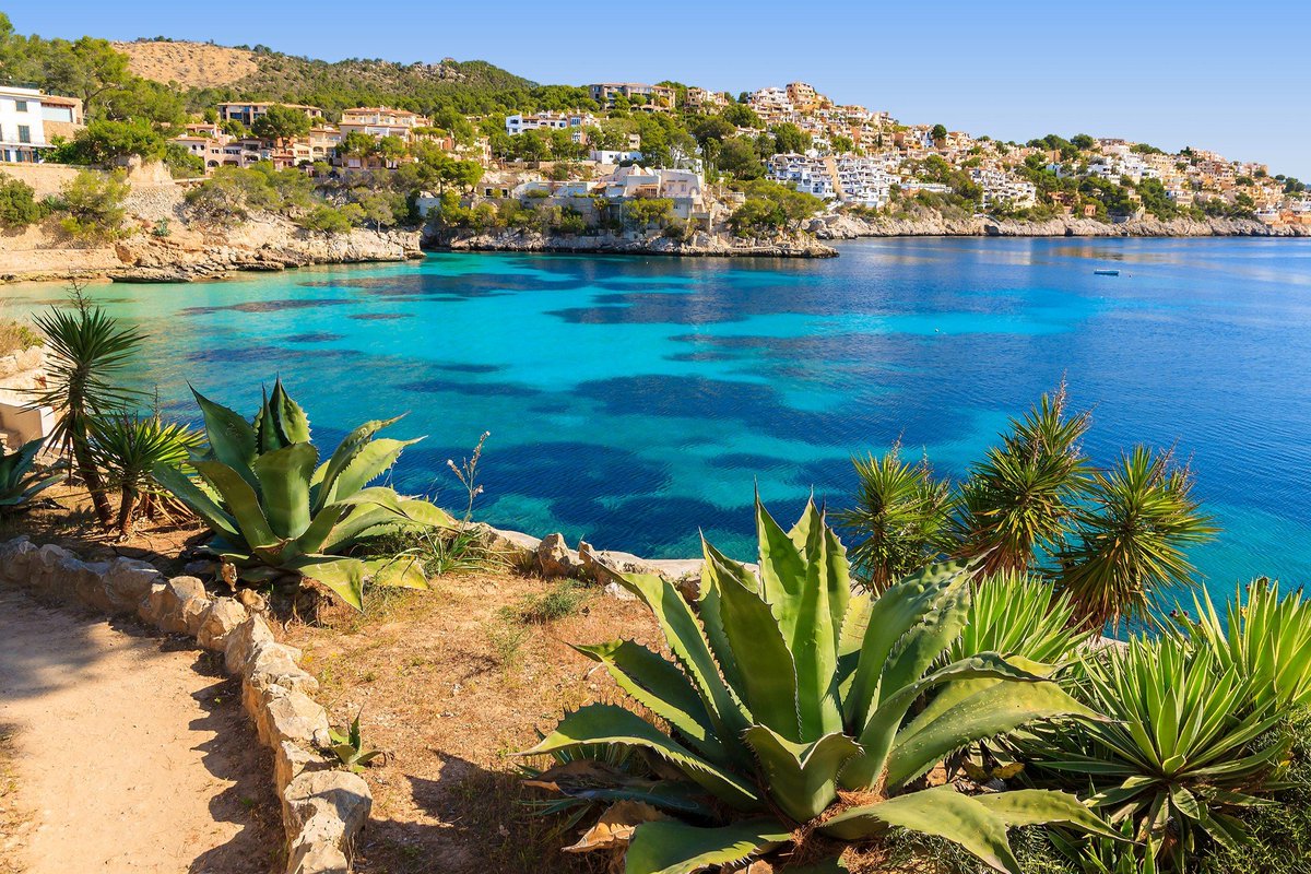 Navegar por la Isla de Mallorca; La isla de Mallorca es la mayor de las Islas Baleares. Su capital, Palma de Mallorca, está situada al sur de la isla en la Bahía de Palma.  #lifestyle #fashion #design #trends #style#picoftheday #destination #art #wine#glamour #billonaire