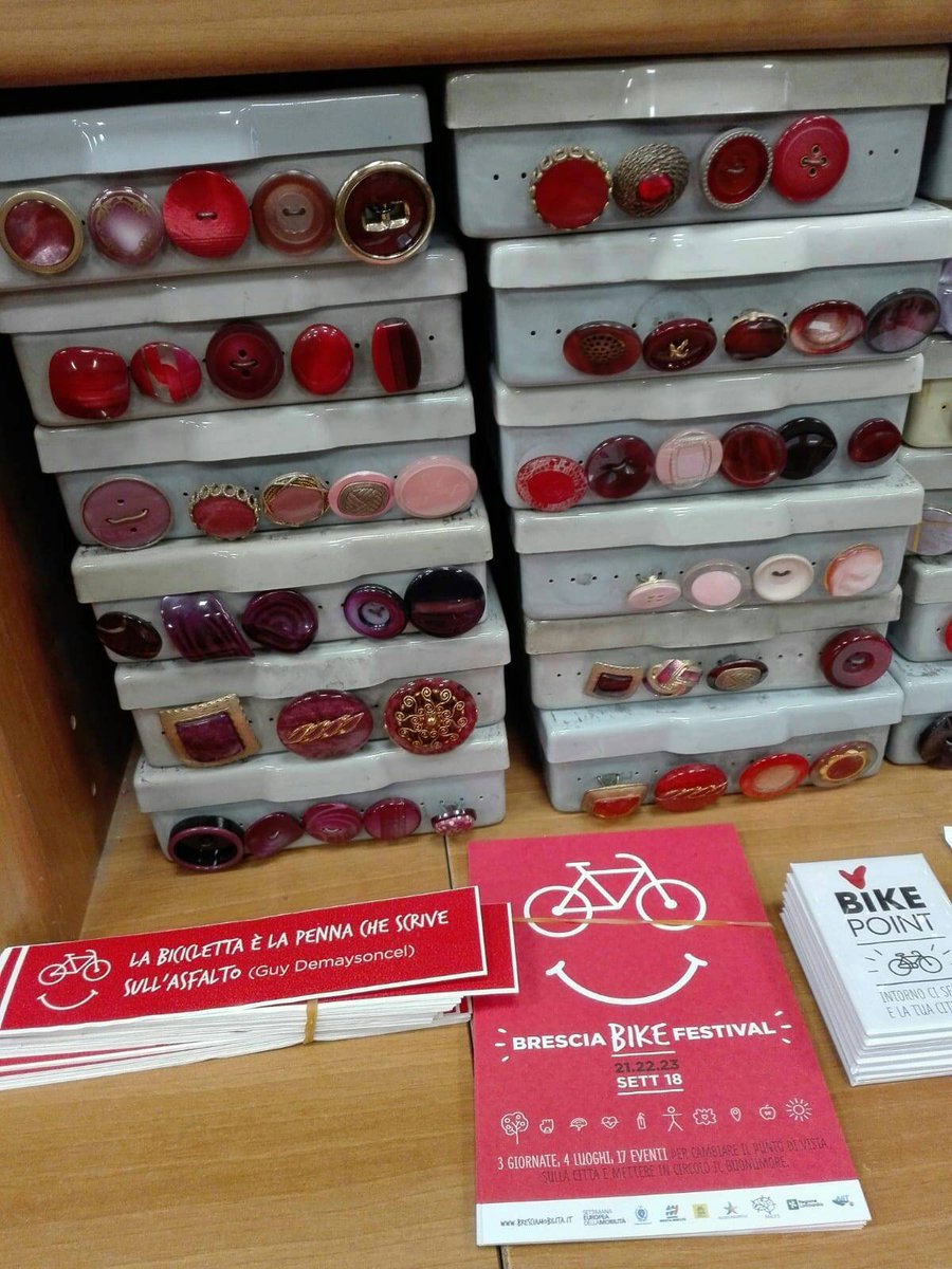 bresciamobilita's tweet image. Grazie ai numerosi negozi che hanno aderito al nostro  #BikeNetwork: qui alcune delle vetrine allestite in tema #BresciaBikeFestival....Scopritele tutte in giro per il centro! @consorziobresciacentro