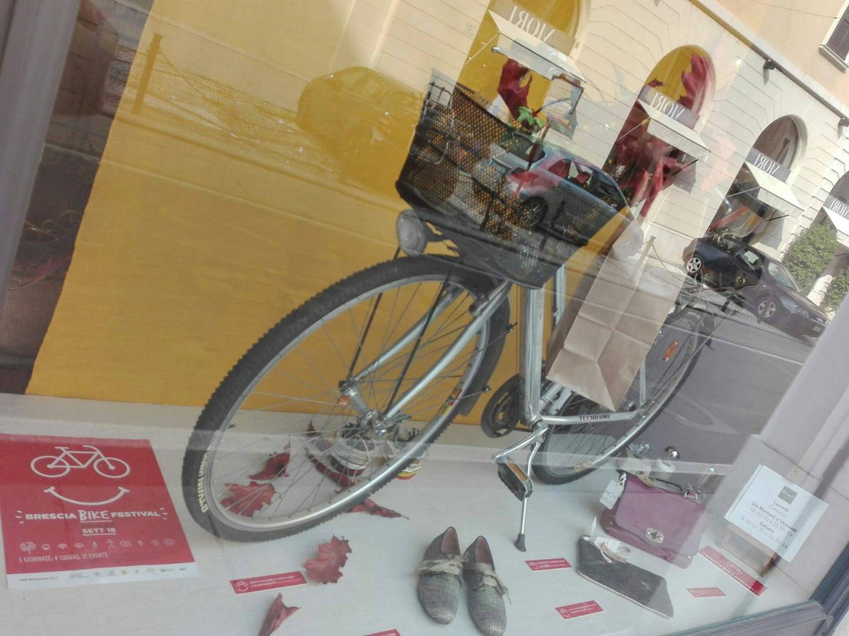 bresciamobilita's tweet image. Grazie ai numerosi negozi che hanno aderito al nostro  #BikeNetwork: qui alcune delle vetrine allestite in tema #BresciaBikeFestival....Scopritele tutte in giro per il centro! @consorziobresciacentro