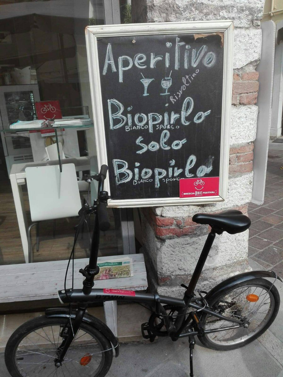 bresciamobilita's tweet image. Grazie ai numerosi negozi che hanno aderito al nostro  #BikeNetwork: qui alcune delle vetrine allestite in tema #BresciaBikeFestival....Scopritele tutte in giro per il centro! @consorziobresciacentro