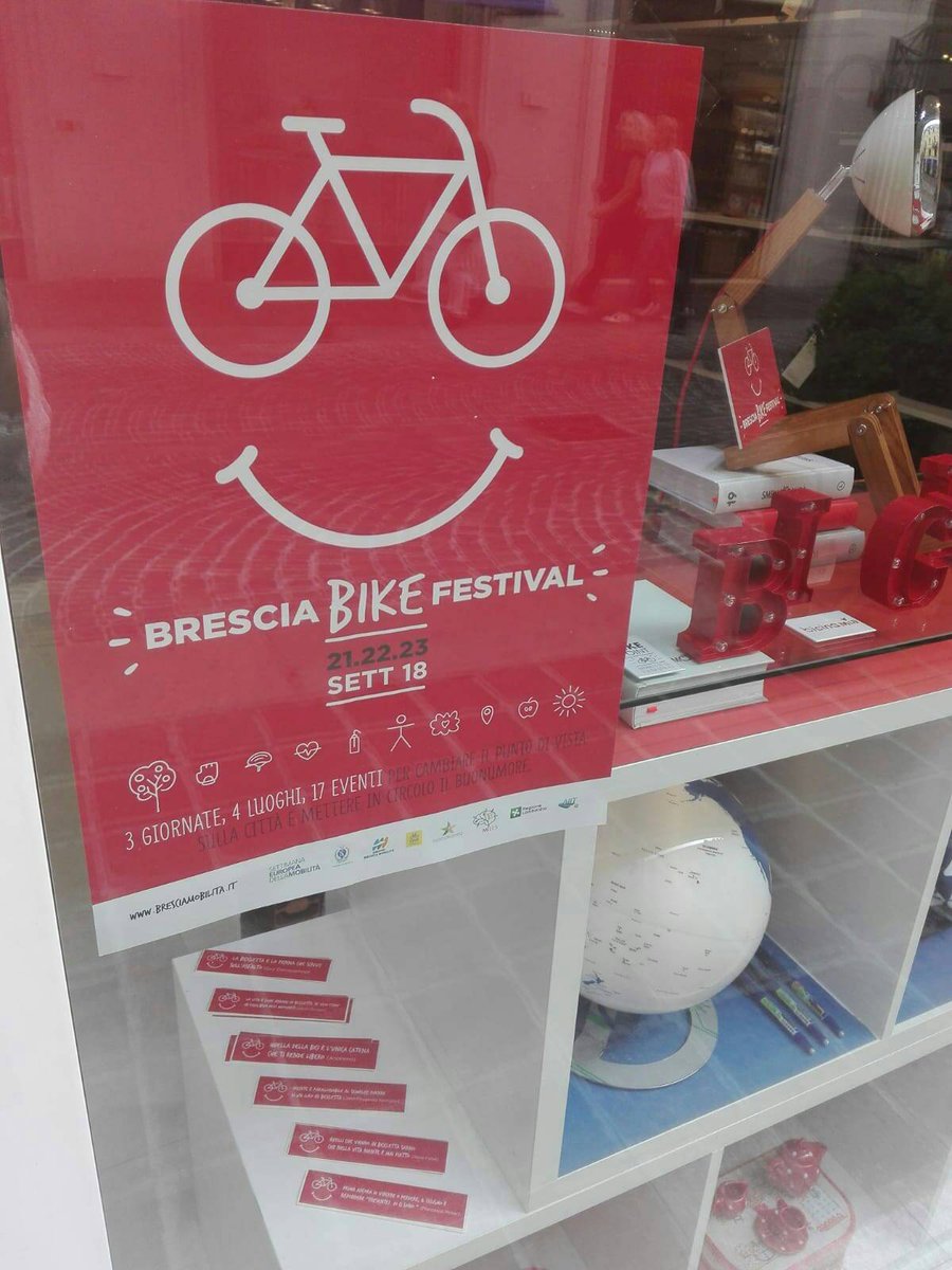 bresciamobilita's tweet image. Grazie ai numerosi negozi che hanno aderito al nostro  #BikeNetwork: qui alcune delle vetrine allestite in tema #BresciaBikeFestival....Scopritele tutte in giro per il centro! @consorziobresciacentro