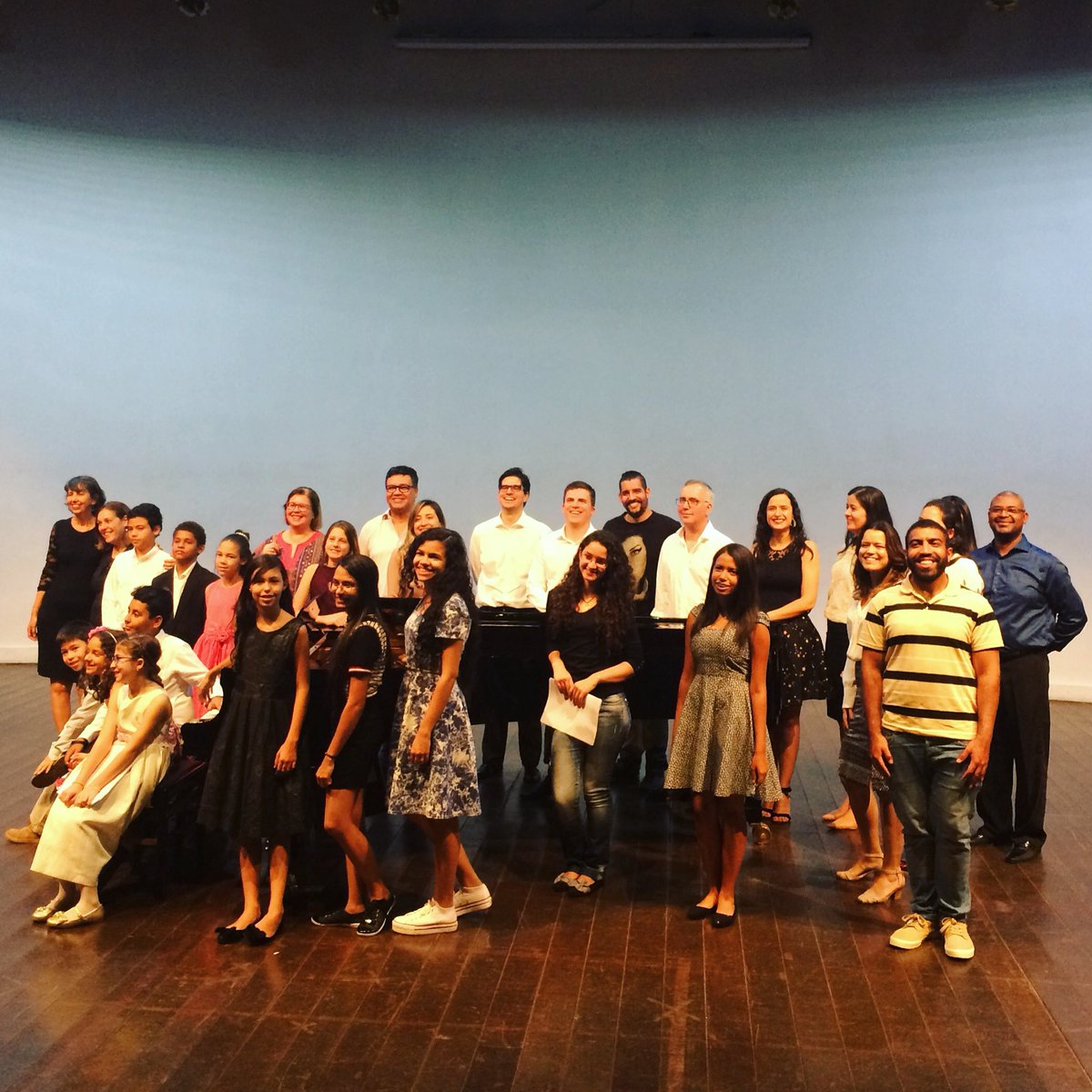 operanovermelho's tweet photo. Piano • Music School of Brasília • 2018

Teachers and students, all together. Yeah, babe! \m/,

#piano #music #Brasil #Brasilia https://t.co/4CwNlazVGs