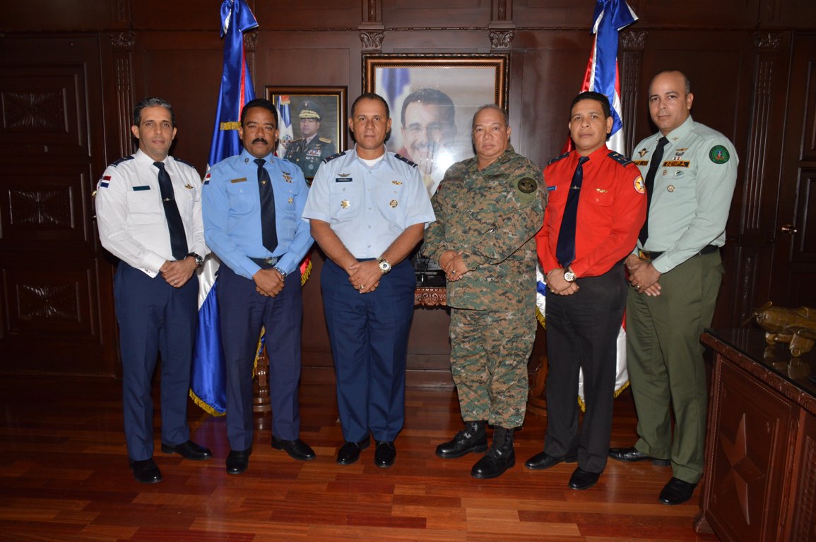 FuerzaAereaRD's tweet photo. Comandante General FARD recibe visita de Directores Generales de instituciones castrenses. Los directivos del @CESAC_RD , Escuelas Vocacionales, @CesturRD , @CECCOM_RD y Sempa se reunieron y compartieron ideas e intercambiaron impresiones de apoyo interinstitucional. https://t.co/XHhFnqXTgY