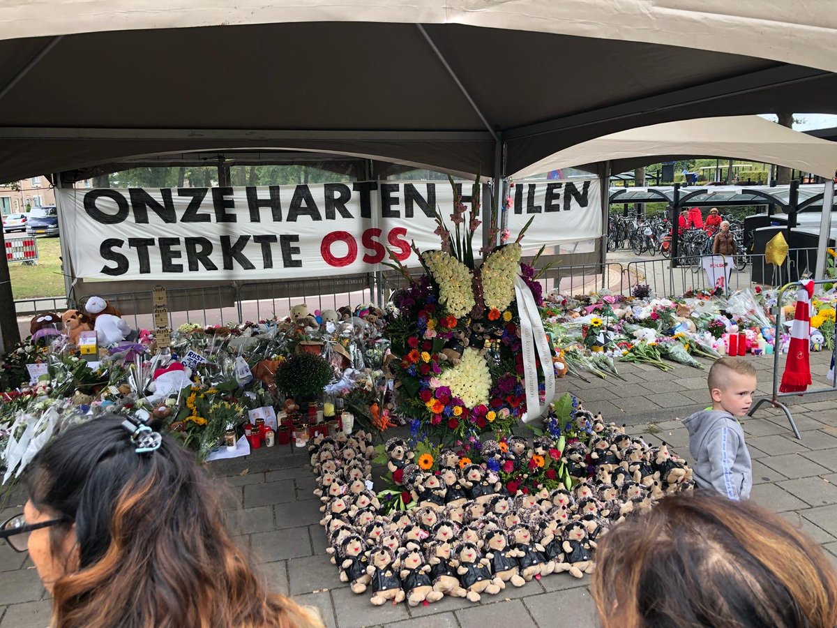 Vandaag, 22 september 2018, is er namens de Harley Davidson Club Niglo een berenkrans neergelegd bij de herdenkingsplaats in Oss.
Het tragische ongeluk waarbij vier kinderen om het leven kwamen heeft de kermiswereld diep geraakt!