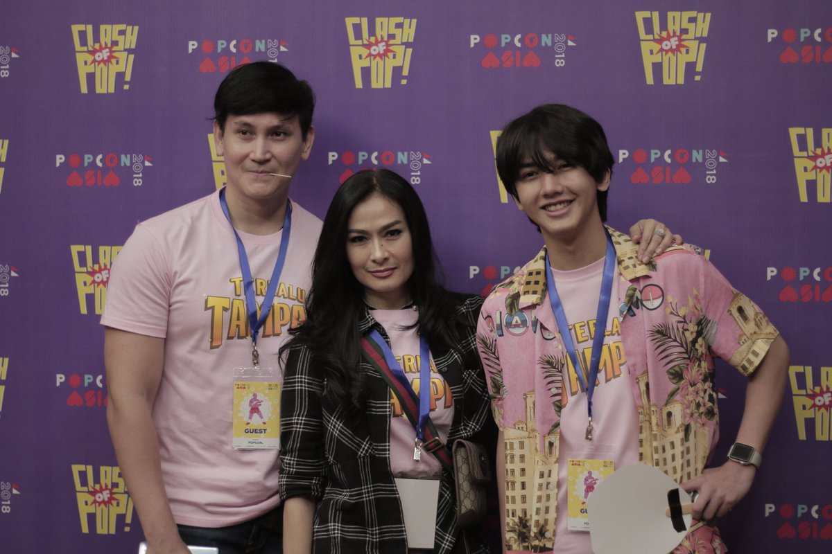Keseruan kami di @PopconAsia hari ini, <a href="/anggasasongko/">Angga Sasongko</a> mengumumkan proyek kolaborasi kami dengan @linewebtoonid yaitu FILM LIVE ACTION YANG DIADAPTASI DARI SERIAL KOMIK LINE WEBTOON INDONESIA berjudul TERLALU TAMPAN. Bersama produser, sutradara, dan para pemain #filmterlalutampan