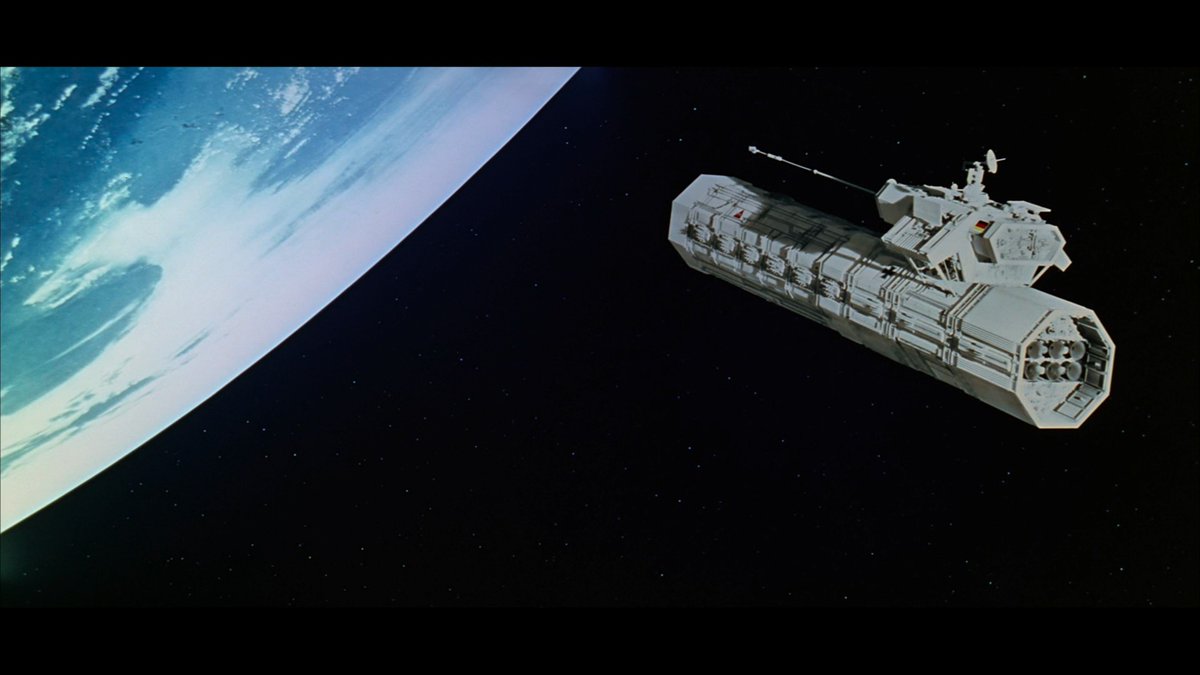 竹熊健太郎 Aタイプ この01年のタブレット風端末については Ipad以前にすでに01年宇宙の旅にタブレット端末が登場するので アップルの独創ではなく アップルが意匠権を主張するのは不当 と韓国サムスンがアップルに抗議したことがありました