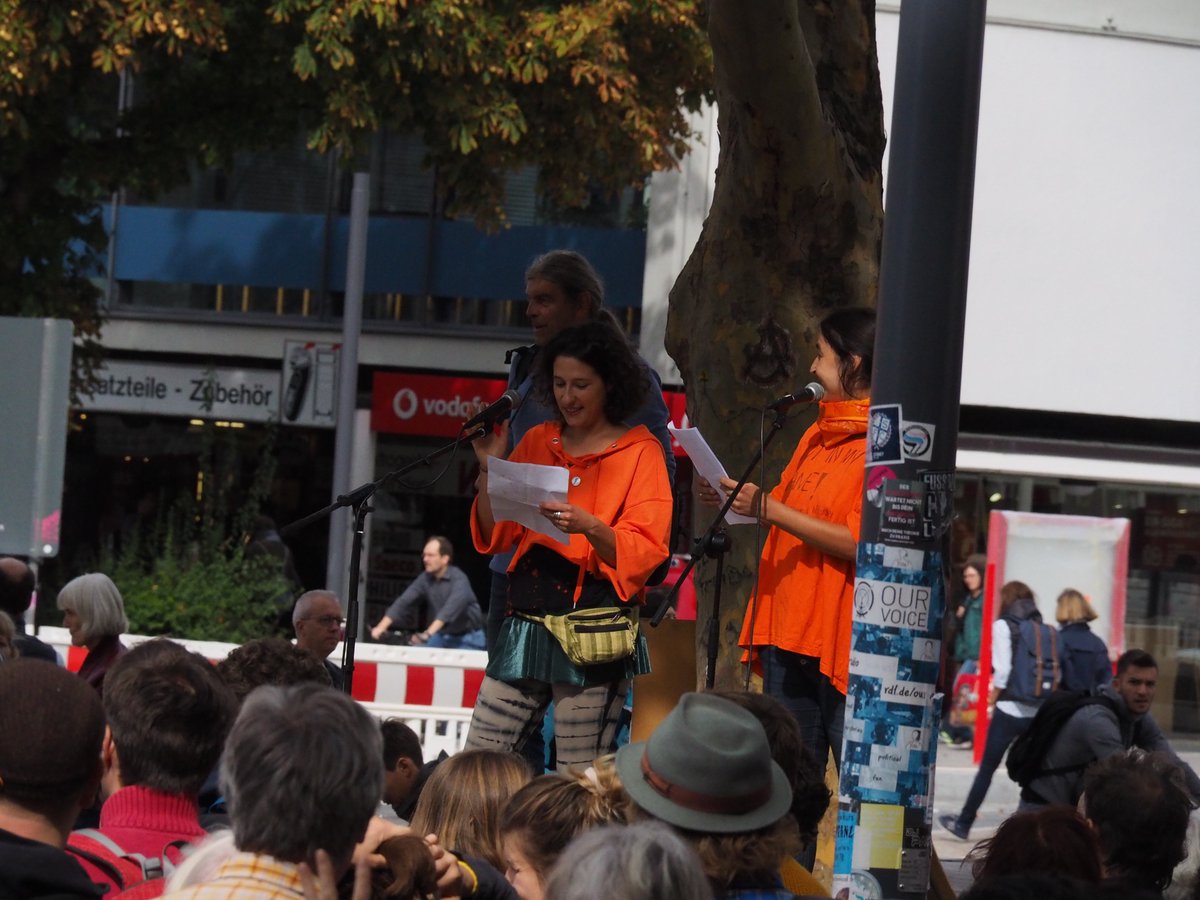 SeebrueckeFr's tweet photo. Nicht nur auf der Bühne, sondern auch während der Demo, mit vollem Einsatz. Unsere beiden Moderatorinnen, führten uns durch die Redebeiträge, Demosprüche und Abschlusskundgebung. #seebruecke #seenotrettung #lasstdieschiffelos
(Bild 1: ©Helmut Thoma; Bild 2+3: ©Aaron Schinker) https://t.co/ci5XTEJuvj