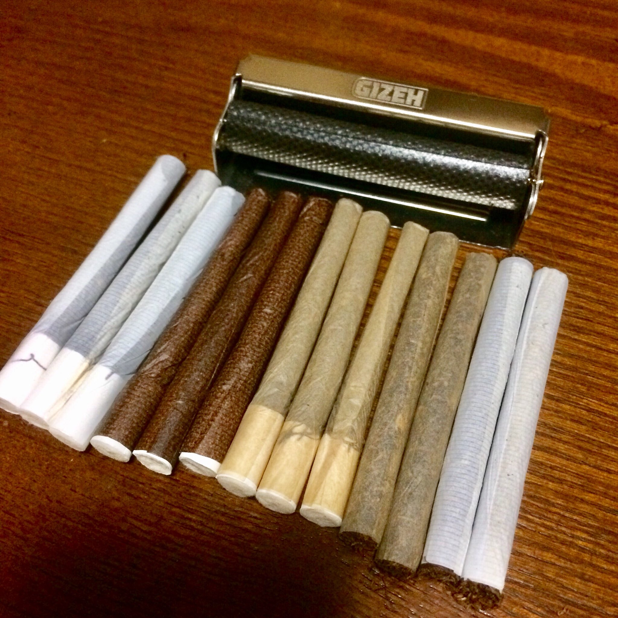 Jmk たばこ値上げ 対策その2 手巻きタバコもうん十年ぶりにやってみました 昔とった杵柄 何本か巻いたら慣れてきました 想い出話 駆け出しでビンボーだった頃 自分が吸ったシケモクをほぐして巻いてまた吸ってたんですよw それをみかねた先輩が Jmk たばこ値上げ 対策その2 手巻きタバコもうん十年ぶりにやってみました 昔とった杵柄 何本か巻いたら慣れてきました 想い出話 駆け出しでビンボーだった頃 自分が吸ったシケモクをほぐして巻いてまた吸ってたんですよw それをみかねた先輩が