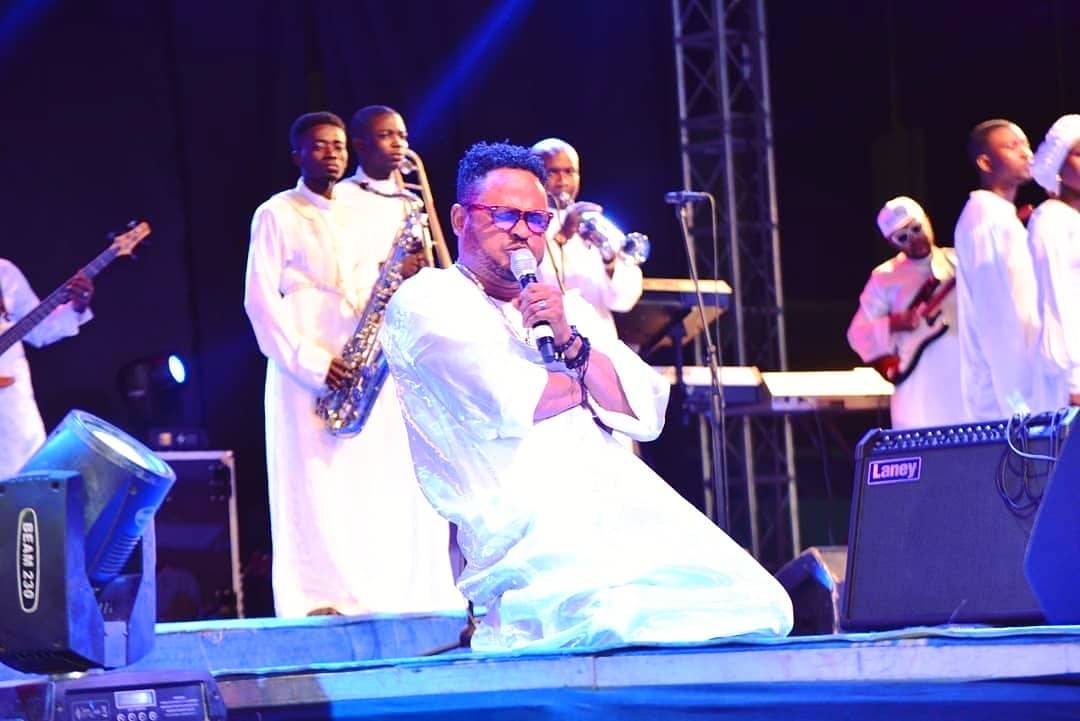 WeInTheCCC's tweet photo. Seyi Sholagbade into God's worship, doing what he knows how to do best. Praising God is paramount and I'll continually adore him.
Cc @biggest_number_fotography - #LC3.0 #LULICONCERT2018 #LuliConcert3
#SOLAGBADE
OGUNDIPE AJAYI FOTOGRAPHY.
#weintheccc #weekend https://t.co/Pdp9LXblf2