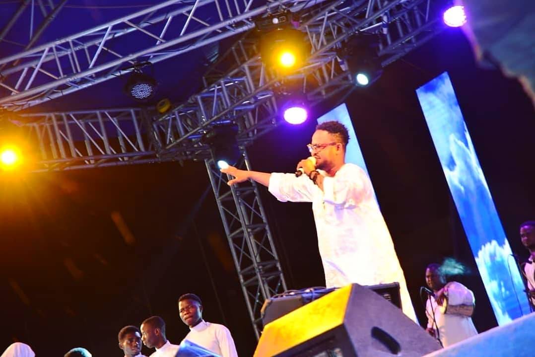 WeInTheCCC's tweet photo. Seyi Sholagbade into God's worship, doing what he knows how to do best. Praising God is paramount and I'll continually adore him.
Cc @biggest_number_fotography - #LC3.0 #LULICONCERT2018 #LuliConcert3
#SOLAGBADE
OGUNDIPE AJAYI FOTOGRAPHY.
#weintheccc #weekend https://t.co/Pdp9LXblf2