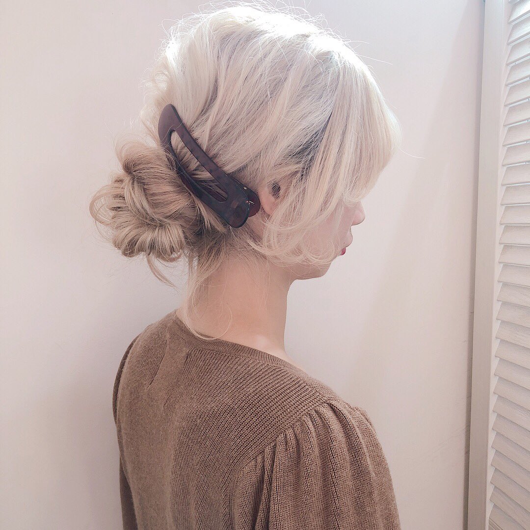 Bettie 4コマ簡単ヘアアレンジ ロングでもすっきりまとめ髪に 是非試してみてくださいね 髪の毛 を上下で斜めにざっくり分け 上の毛束をねじる をねじりながらまとめピンで留める 下に残しておいた毛束をねじる をねじり