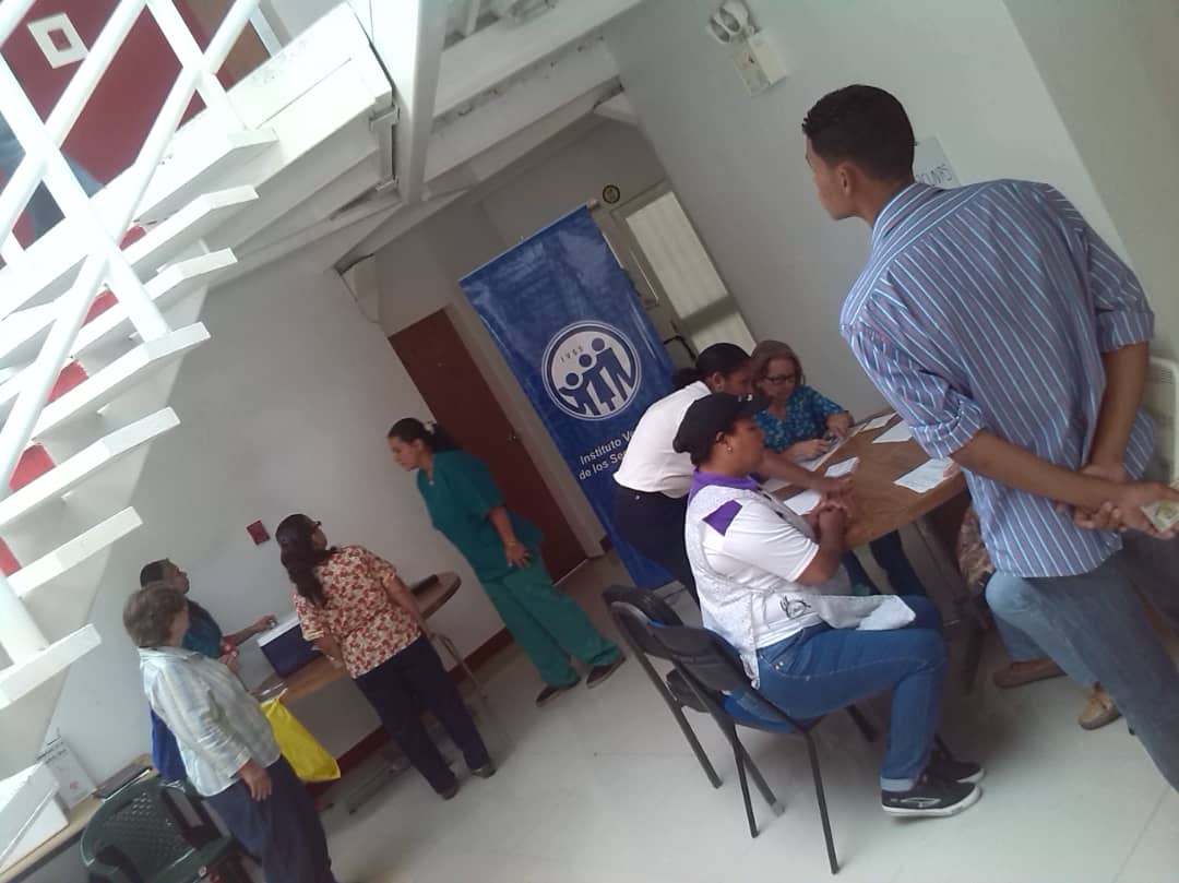 ivssoficial's tweet photo. 📌Promoviendo el bienestar de todo nuestro personal #IVSS, se estará llevando a cabo una jornada de salud integral con servicios de atención médica e inmunización contra la hepatitis B, toxoide tetánico y diftérico. #Inces #Caricuao #BuquesDePaz @NicolasMaduro @magallyvina https://t.co/UJVjLudYsJ