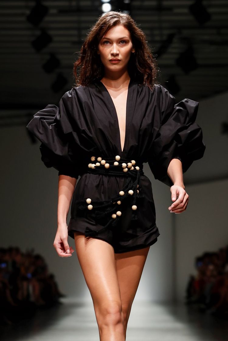 luamagazine_com's tweet photo. Bella Hadid #firstface en Philosophy di Lorenzo Serafini #MFW fotografรญa: Guillaume Roujas/nowfashion https://t.co/a3PeSLpWyw