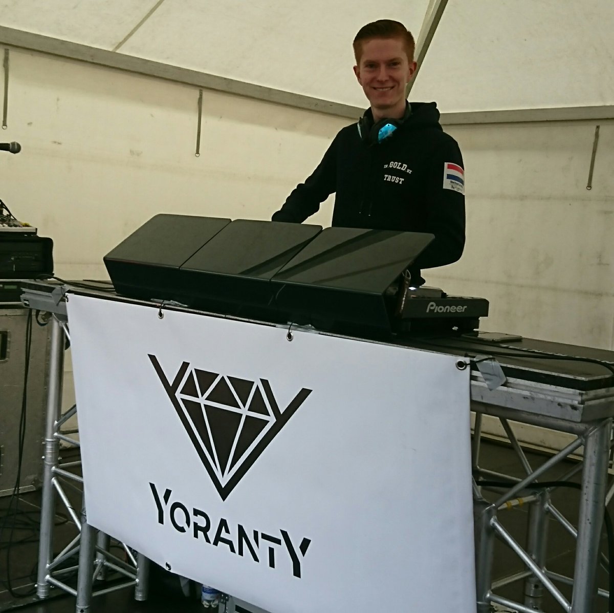 jasonmagictorch's tweet photo. Redhead DJ Yoranty @RoyVlis playing redhead duo #BrotherMovement It must be @TheRedheadDays! Check out Like A Picture Yoranty Remix #rhd2018 #RedheadDays https://t.co/SeH03hwGx5
