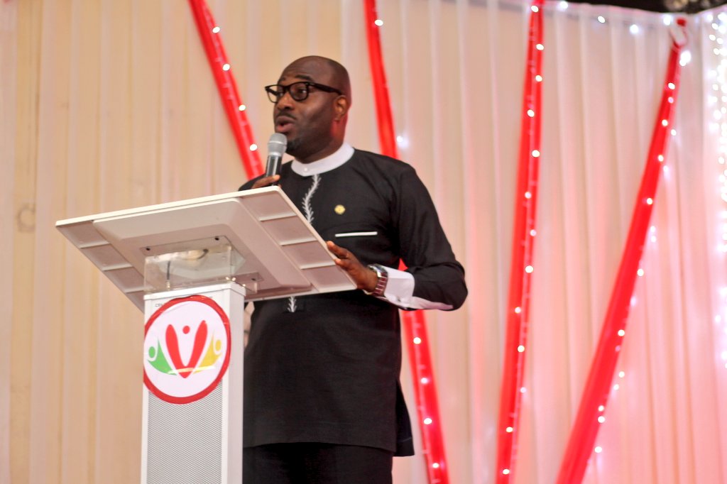 enviupdatelasg's tweet photo. "As history has shown, every leader who has ever made an impact, has a story. The call to leadership isn’t a call to self-fulfilment, it is a call to duty." - @felabankolemoh #LLC6 #YouthfulandUseful https://t.co/8OLVVQWH93