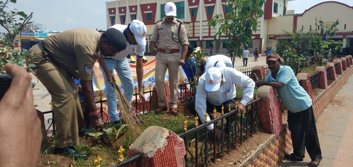 drmsecunderabad's tweet photo. #Sewadiwas cleaneliness campaign #Sramadhan  was carried out by Officers and Staff at #Warangal station https://t.co/GSV21m4zOe