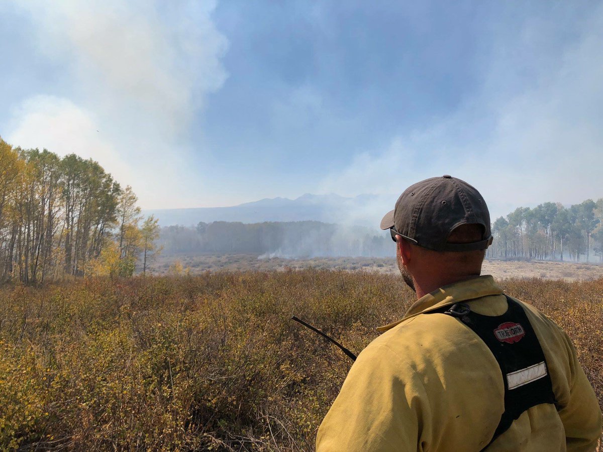 GMUG_NF's tweet photo. #ThankYou to our surrounding communities for hanging in with us during this #Fire season! We appreciate you more than you know! Pics from #BullDrawFire 9/21. #Thankful #standingtogether https://t.co/IBcs9Jwcp3