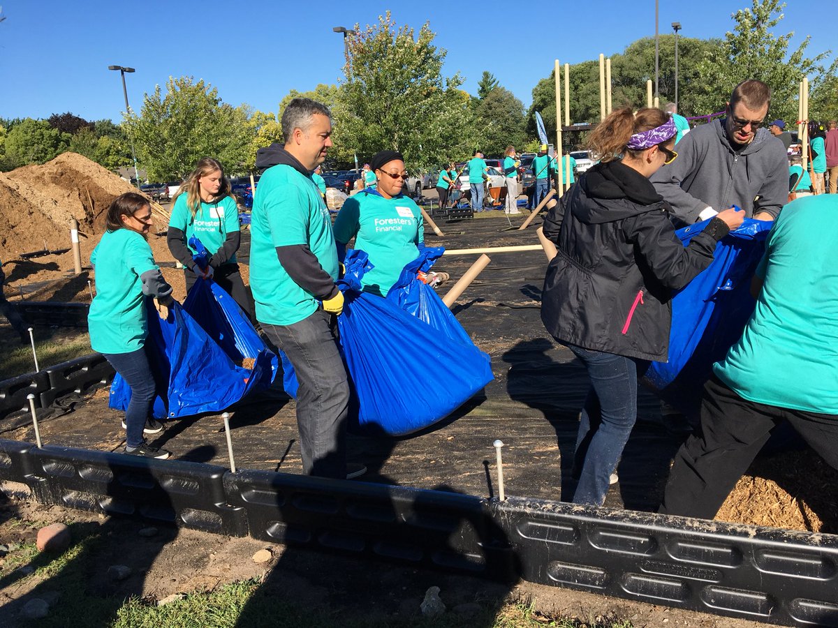weareforesters's tweet photo. Around 200 volunteers are helping with the build. Some are moving a mountain of mulch, others are assembling the equipment. It takes a Community! #Foresters150build #playmatters #doingmore #movetoaction https://t.co/y83VJj8cq9