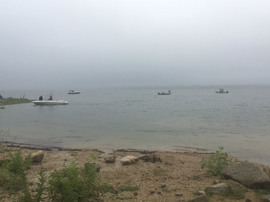 AliceBarrNBC's tweet photo. Volunteer dive team preparing to bring up first car that families of #MissingTrio believe may be connected to the disappearance of the three teens back in 1974. @NBCDFW Background:
https://t.co/uBDiAxUlcB https://t.co/5XU4MSHbVe