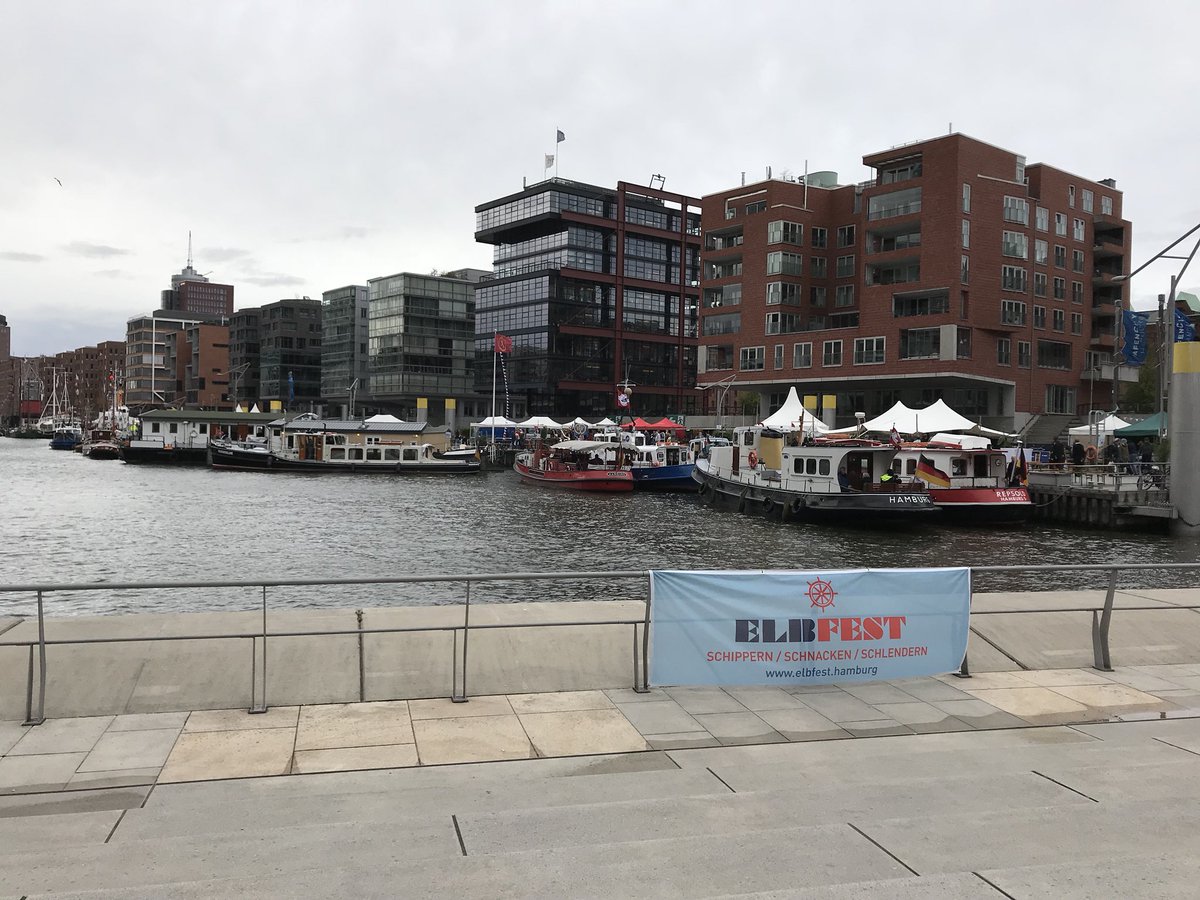 histmuseenhh's tweet photo. Wir trotzen jedem Wetter... #Elbfest #Hamburg https://t.co/YwO4M59f58