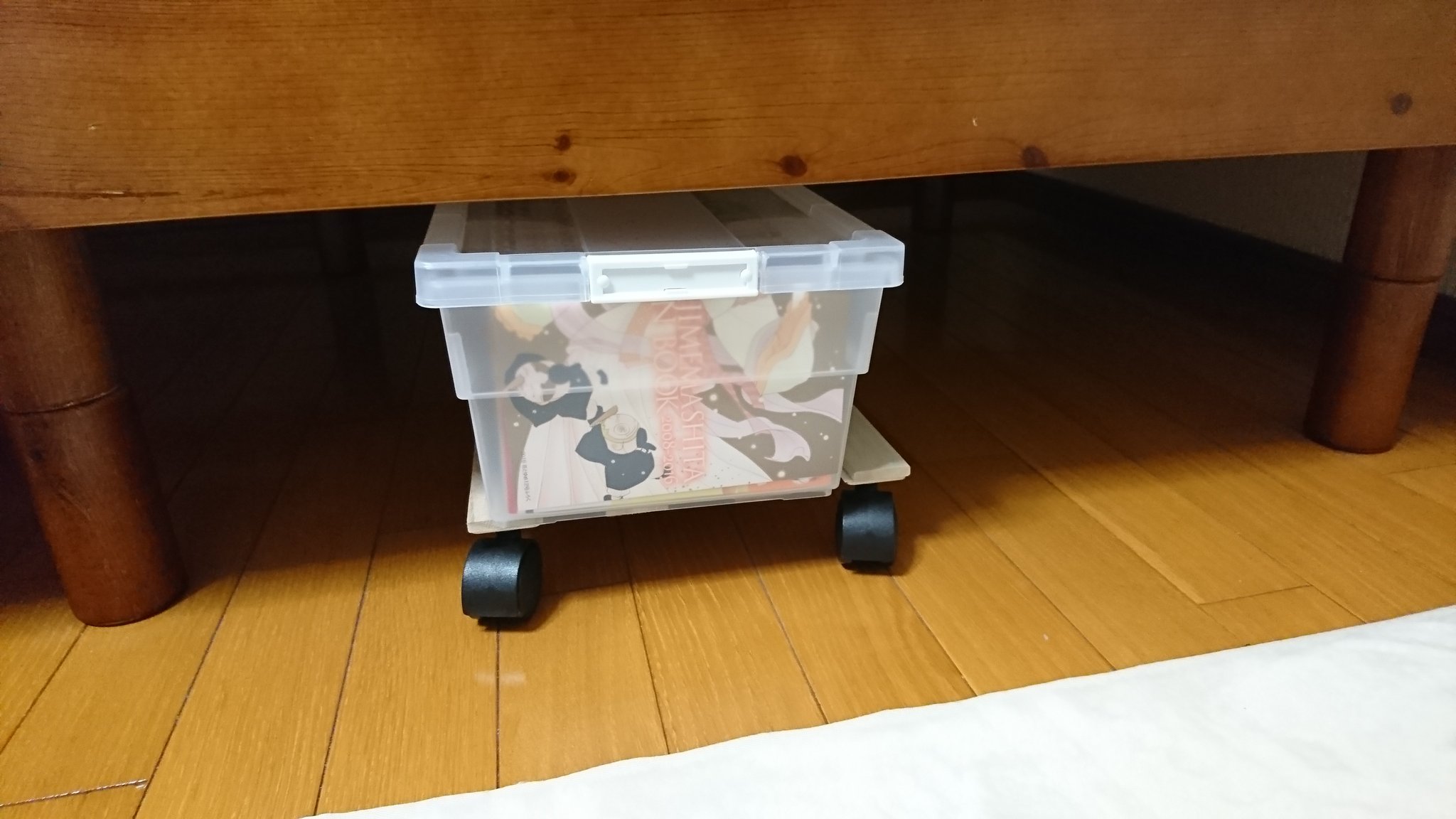 تويتر らぴ على تويتر ベット下 漫画本 収納 100均のすのこ ニトリの貼るだけキャスター アイリスオーヤマのコミック 本ストッカーでスッキリ収納できた W T Co Mnh793oklp