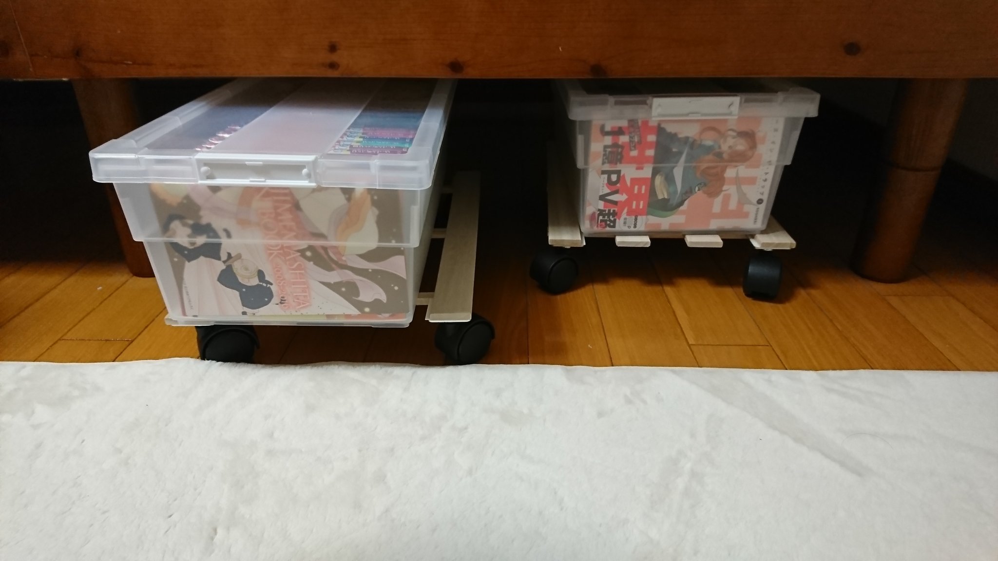 らぴ على تويتر ベット下 漫画本 収納 100均のすのこ ニトリの貼るだけキャスター アイリスオーヤマのコミック本ストッカーでスッキリ 収納できた W