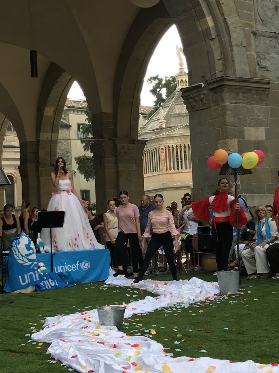 iMdP_Bergamo's tweet photo. Tutti in piazza vecchia ad assistere al balletto di @unicef #imdp18 #visitbergamo #ComunediBergamo https://t.co/ogi1IrLxCw