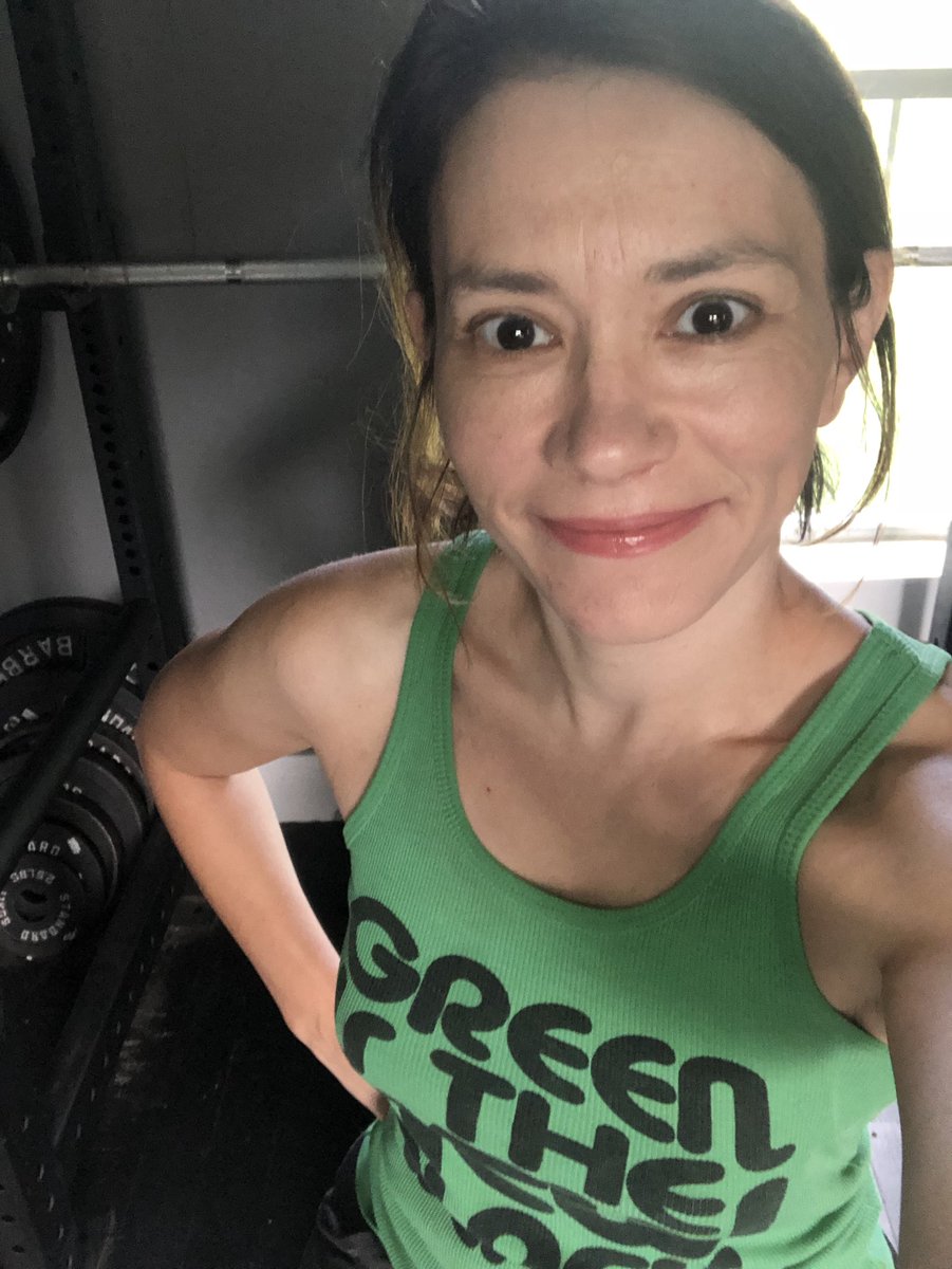 devotedfriend72's tweet photo. Getting in a workout this morning it’s been a while (again) have to start somewhere😂#fitfam #fitover40 #fittish #trying https://t.co/KxbFDDZ8Z2