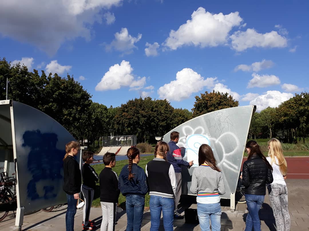 sednaemmen's tweet photo. Afgelopen vrijdag zijn kinderen van verschillende basisscholen uit Emmen Zuid onder begeleiding van Menno (kunstenaar) &amp; Jelleke (prev. jeugdwerker) aan de slag gegaan. Bankjes pimpen &amp; graffiti workshop. Zie hier het resultaat! Wat een toppers en wat is het mooi geworden!!💪💫🎉 https://t.co/iy7GAV7Isu