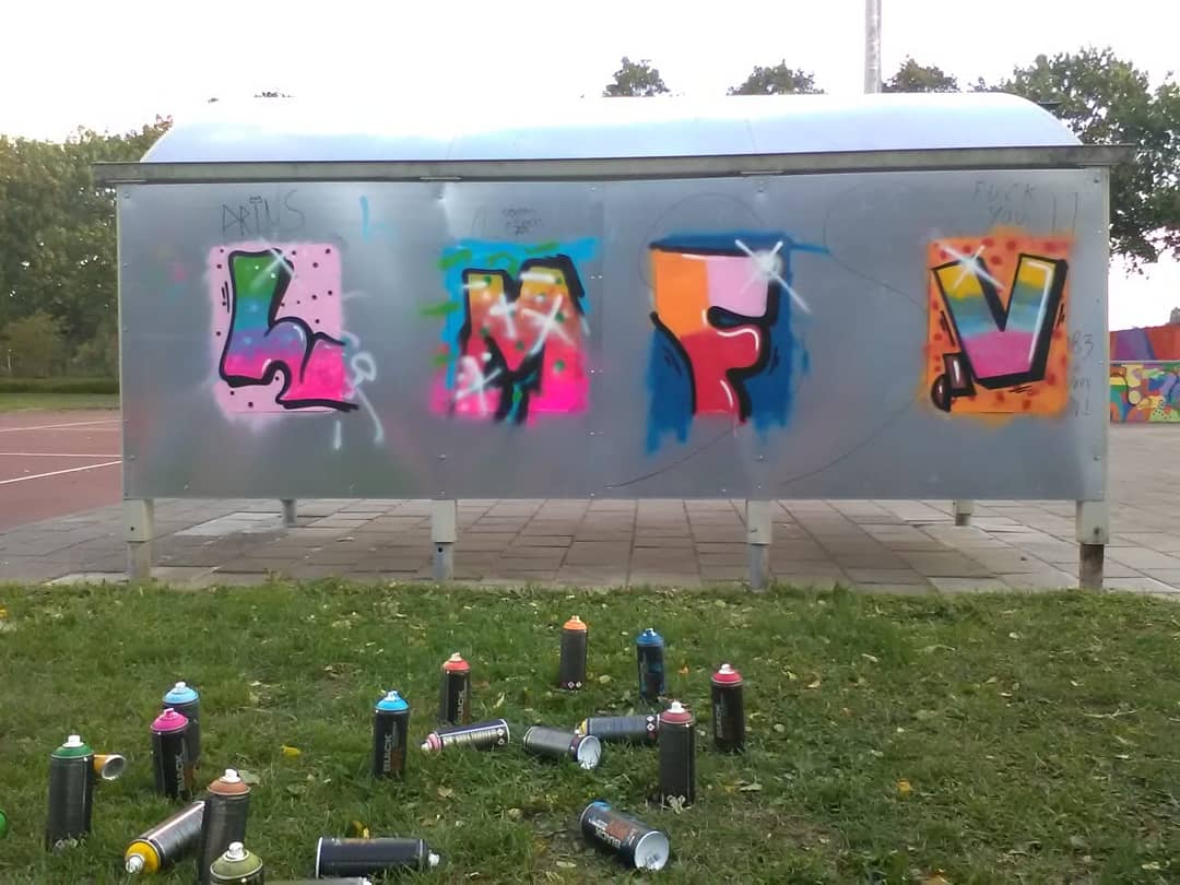 sednaemmen's tweet photo. Afgelopen vrijdag zijn kinderen van verschillende basisscholen uit Emmen Zuid onder begeleiding van Menno (kunstenaar) &amp; Jelleke (prev. jeugdwerker) aan de slag gegaan. Bankjes pimpen &amp; graffiti workshop. Zie hier het resultaat! Wat een toppers en wat is het mooi geworden!!💪💫🎉 https://t.co/iy7GAV7Isu
