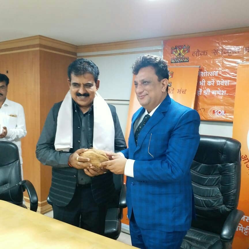 IDA_indore's tweet photo. लोक संस्कृति मंच द्वारा आयोजित आओ बनाये मिट्टी के गणेश जी में 15000 लोगो को एक साथ प्रशिक्षण देने एवं मिट्टी के गणेश बनाने पर वर्ल्ड बुक ऑफ रेकॉर्ड में नाम दर्ज हुआ🙏🏻 https://t.co/n0cSWqSMxI