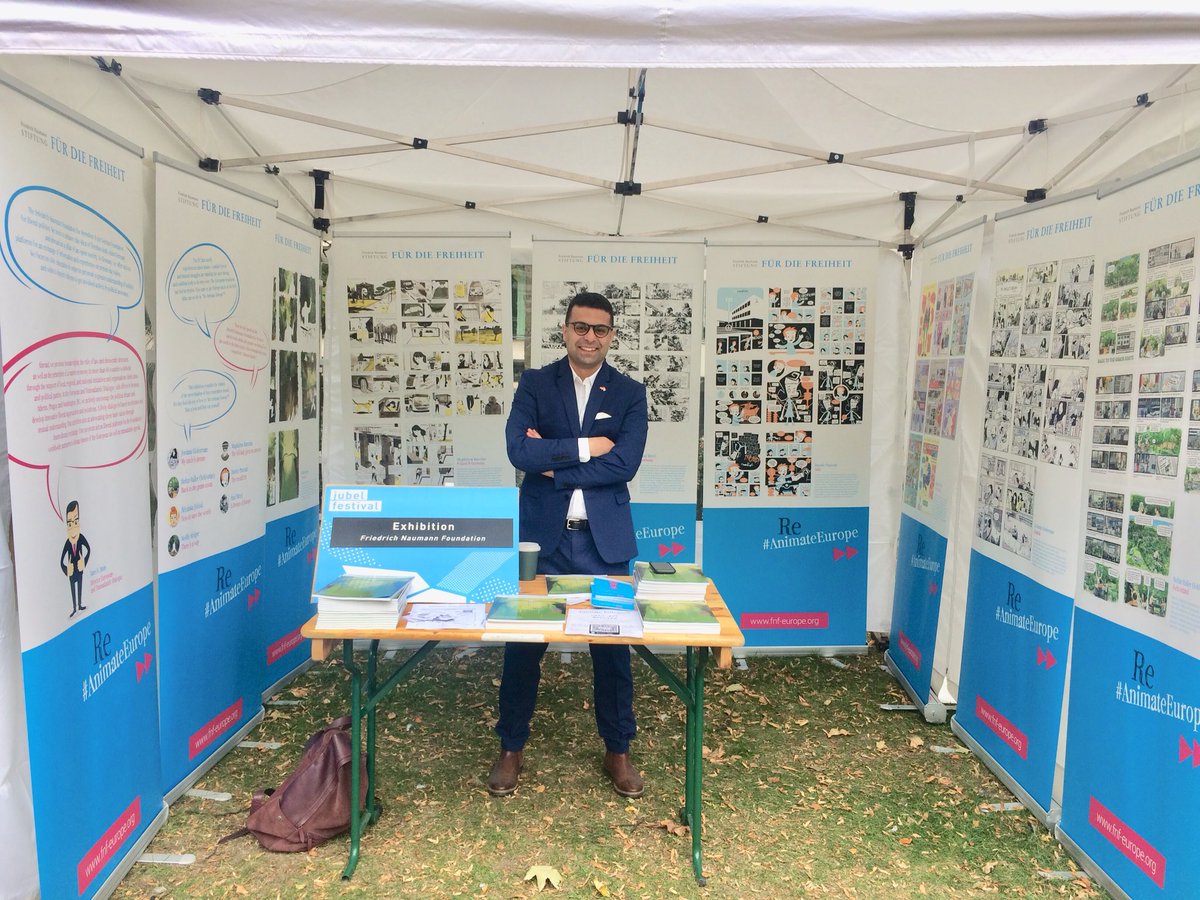 AnnKristin_S_'s tweet photo. Kleine Stippvisite vorhin von #FNF18 zum @jubel_festival im Léopoldpark. Natürlich bei der @fnfeurope und @EurLiberalForum vorbeigeschaut! Die neue Runde des Comicwettbewerbes der @FNFreiheit, #AnimateEurope, ist gerade gestartet! 🎨🖌
#JubelFestival #Comic #Competition #artist https://t.co/jtgLonkWeB