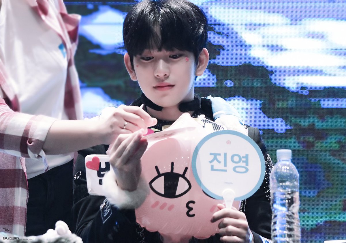 sakmdibs's tweet photo. 🎂 Happy birthday Jinyoung 
ขออวยพรให้คุณชายปาร์คสุดที่รักมีความสุข สุขภาพแข็งแรง อยู่กับกัซและอากาเซ่ไปนานๆน่ะค่ะ และที่สำคัญ
อยู่เป็นกำลังให้หนู. รักพี่น้าา รักที่สุดดดด. จุ๊บ!! รักมากกไม่พูดเยอะเจ็บคอ!!   🍑🎉

#got7  #jinyoung #MyYouthJinyoungDay https://t.co/Rsnmpzo4rN