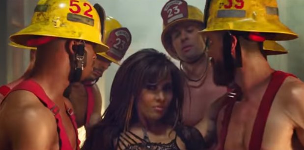 h_farandula's tweet photo. #GloriaTrevi estrenó su nuevo video #MeLloras, en colaboración con el jamaiquino #CharlyBlack, sencillo que pertenece a su próximo nuevo disco, el tema fue producido por #Jeon con sonidos de pop, reggae y urbanos. 👁️👉 https://t.co/e5xkeDblpG 👈👁️. https://t.co/0u7218prOg
