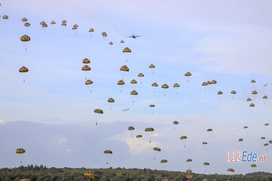 🚨 Herdenking Operatie Market Garden en dropping van parachutisten op Ginkelse Heide 112.press/Ql2VYP 112Ede https://t.co/5wkA9KkTfq
