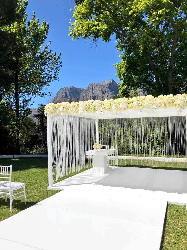 Outdoor glamour at today’s gorgeous celebration <a href="/MolenVlietWines/">MolenVliet</a> #capetownwedding #luxurywedding