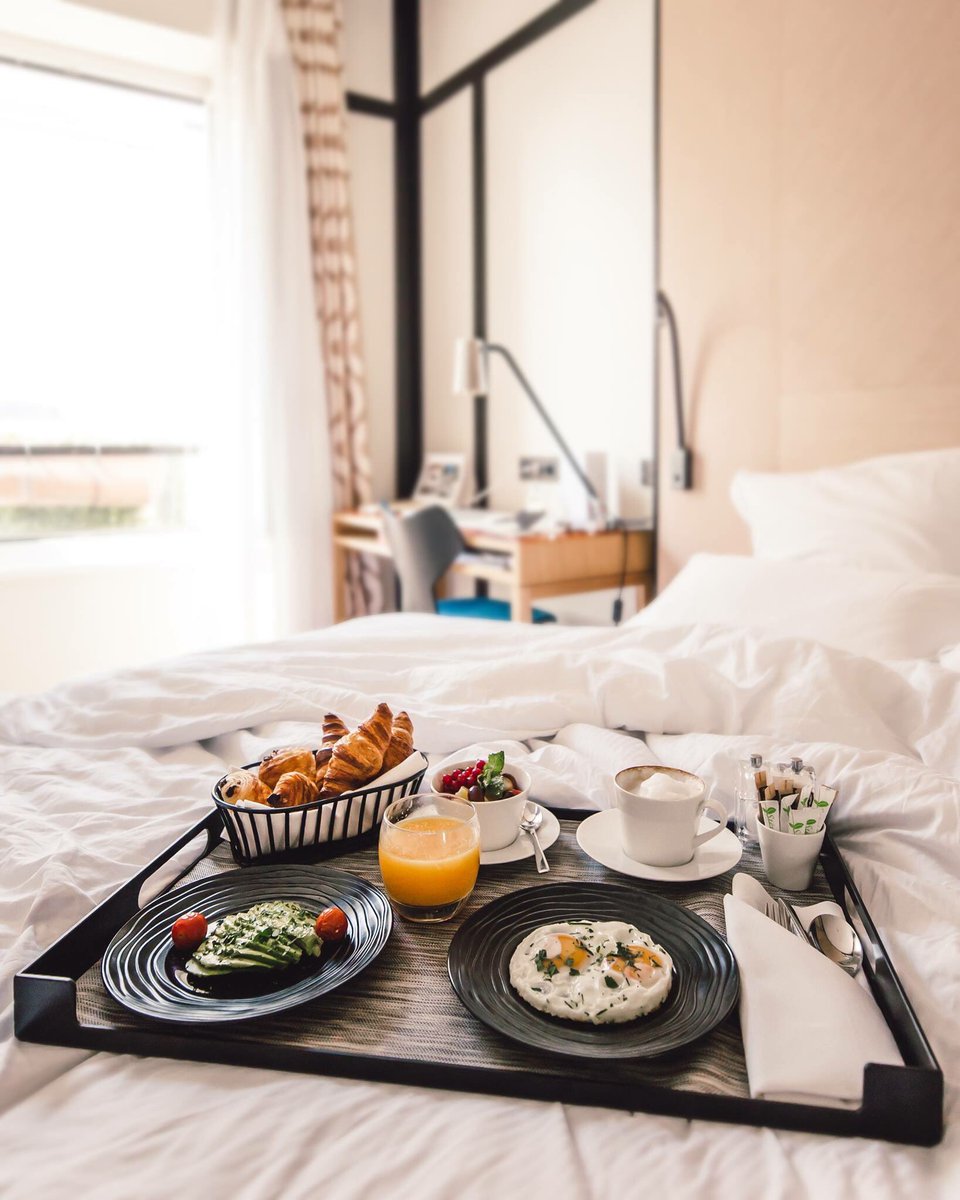 Breakfast is better in bed #hotelbelami #bsignaturehotels