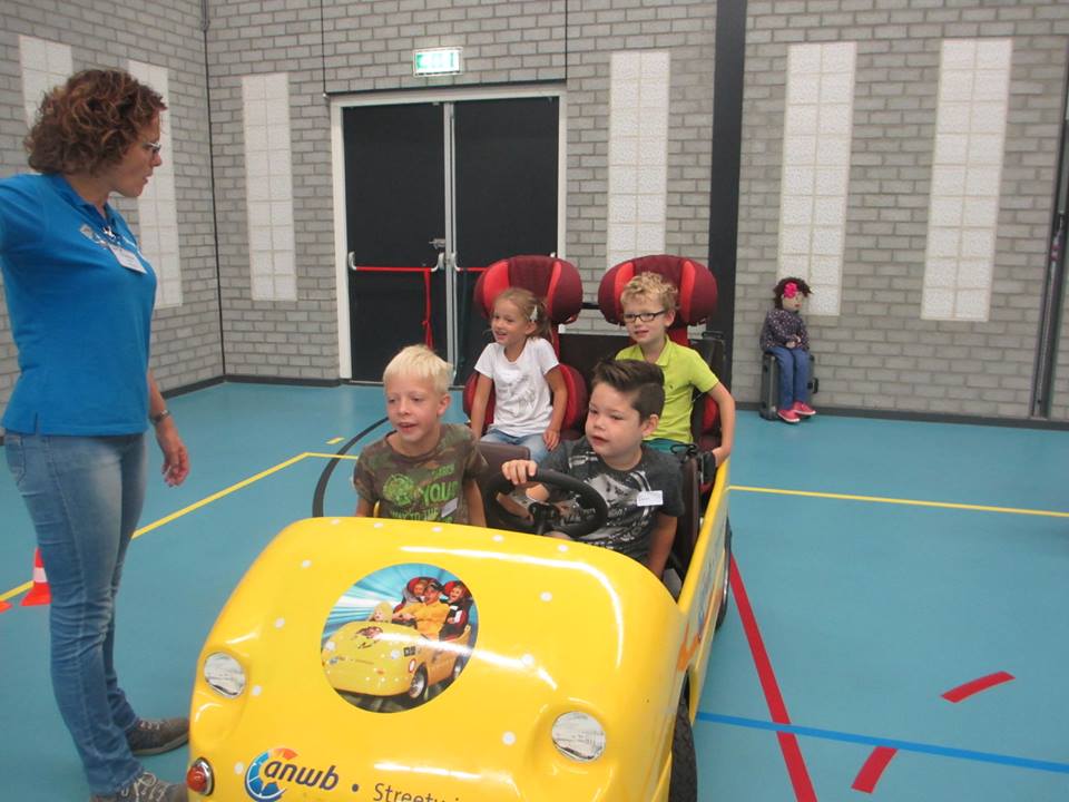 obsdesaller's tweet photo. @ANWB verzorgde praktische verkeerslessen in alle groepen. #Streetwise.
Leerlingen en leerkrachten waren erg enthousiast  #leuk #leerzaam. https://t.co/7TSca41tqp