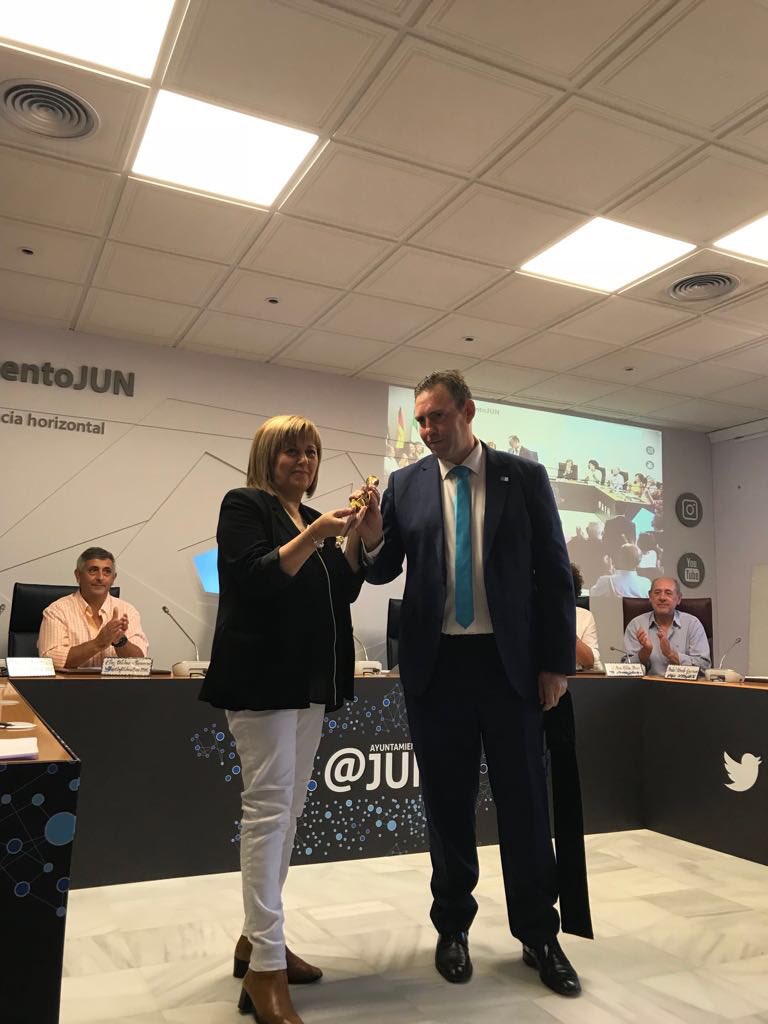 _PepeEntrena's tweet photo. Aurora Suárez,nueva alcaldesa de Jun,tras la renuncia de José Antonio Rodríguez Salas. ¡Enhorabuena alcaldesa! Sé que vas a trabajar duro para que tu pueblo siga progresando y tus vecinos y vecinas vivan cada día mejor. No dudes de que te ayudaremos a conseguirlo. https://t.co/OGKCJlLKUp