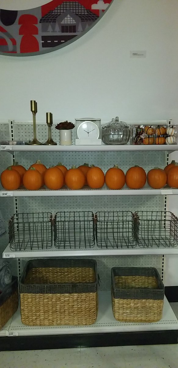 targetmat's tweet photo. It's the first day of Fall and T3221 is ready! #Target #LincolnPark #FirstDayofFall https://t.co/Y0sqxRTegJ