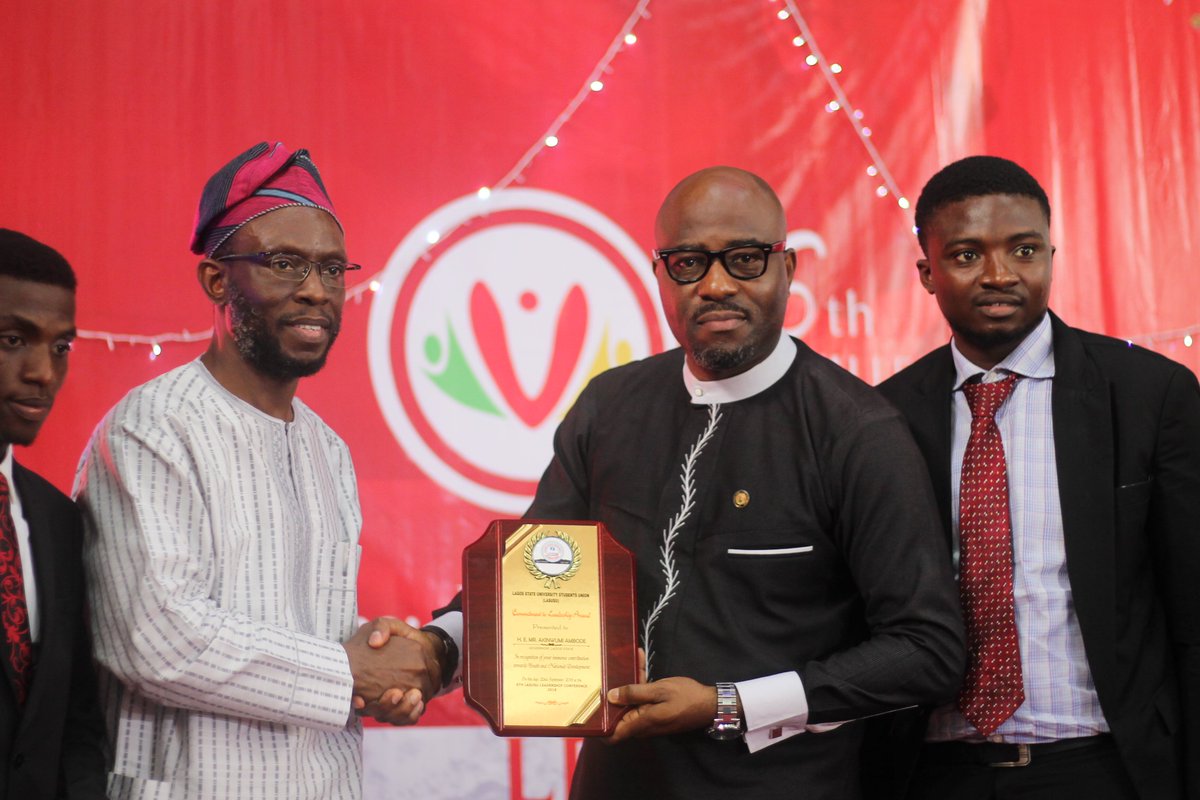 enviupdatelasg's tweet photo. On behalf of the Governor, @AkinwumiAmbode, The Special Adviser to the Governor on Education, @felabankolemoh received an award in recognition of his immense contribution towards Youth and National Development. #LLC6 #YouthfulandUseful https://t.co/Qffoy4sLUz