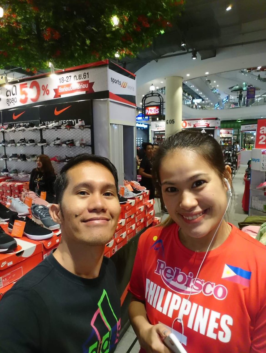 Mommydes28's tweet photo. Some of my friends took some photos with @risajun_61  @enimsajnabor @mikareyesss.. Filipinos here in Thailand cheering for our NT🇹🇭🇵🇭 #SambansaLABAN #LabanPilipinas #AVC2018 https://t.co/BZGVLPdcxZ